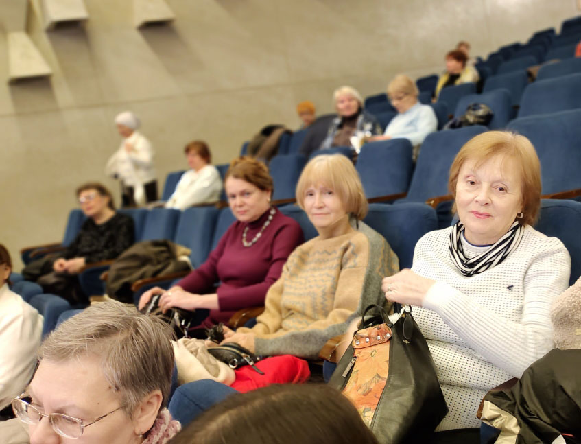 Студенты серебряного возраста продолжают знакомство с историей Казани Студенты серебряного возраста продолжают знакомство с историей Казани