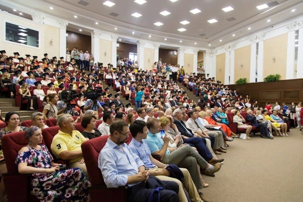 Graduates-honors of Elabuga Institute of KFU receive diplomas Magna cum Laude from the university top officials