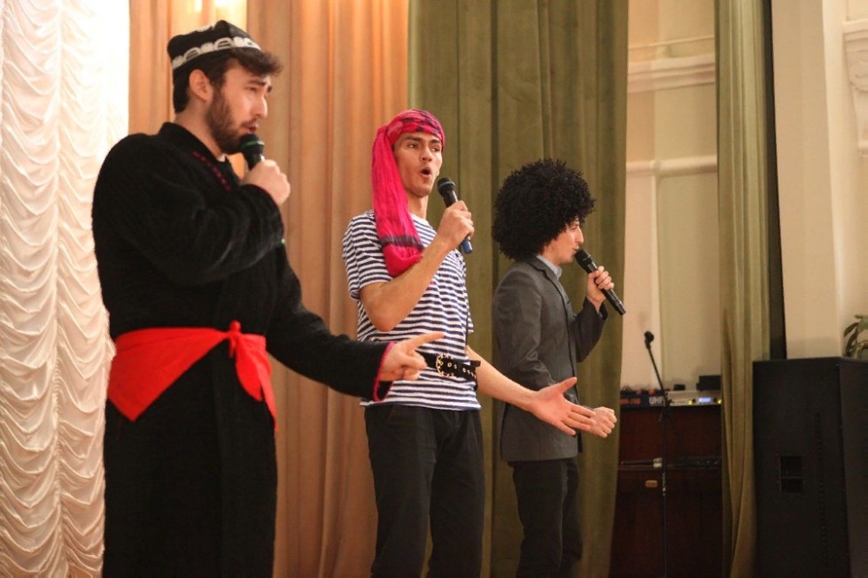 'С праздником, дорогие друзья!' 'С праздником, дорогие друзья!'