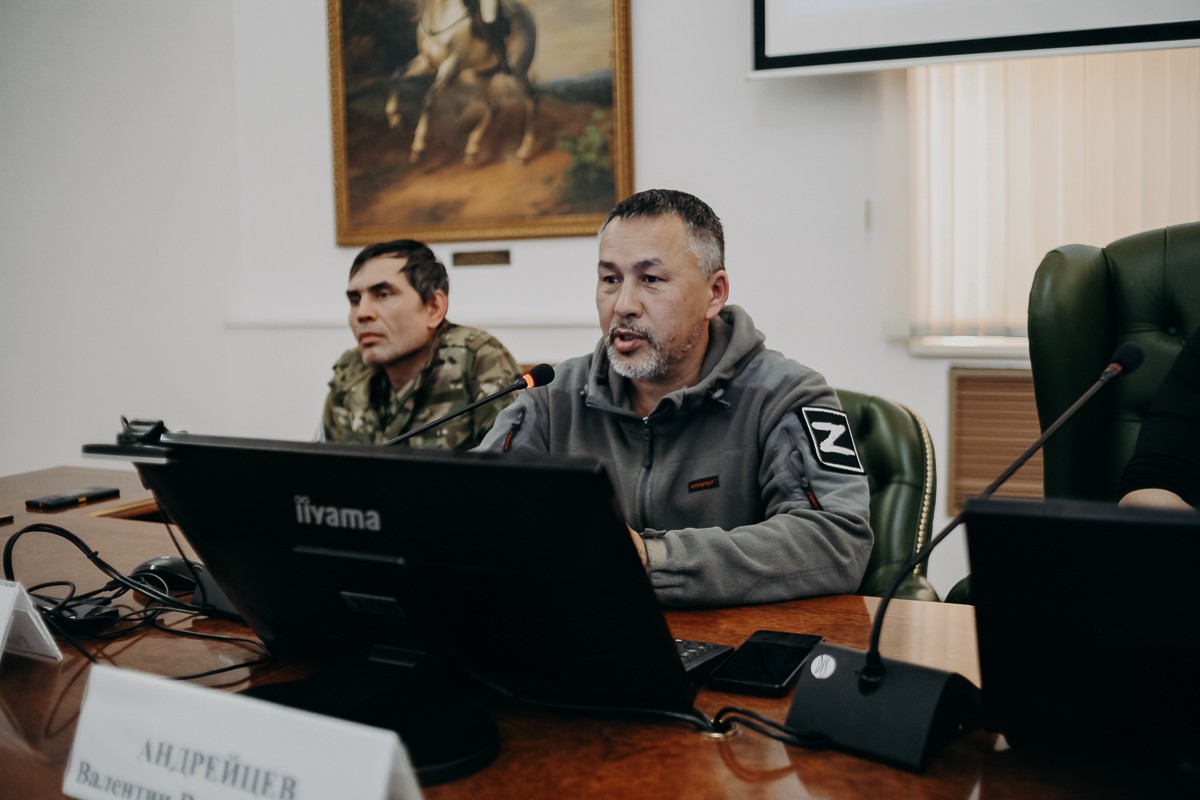 КФУ передал подарки для бойцов участникам гуманитарного автопробега 'Владивосток ? Луганск' КФУ передал подарки для бойцов участникам гуманитарного автопробега 'Владивосток ? Луганск'