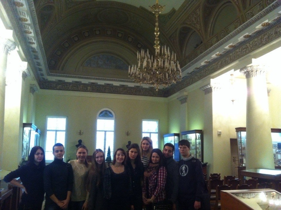 Студенты ИЭиФ с увлечением знакомятся с историей КФУ Студенты ИЭиФ с увлечением знакомятся с историей КФУ