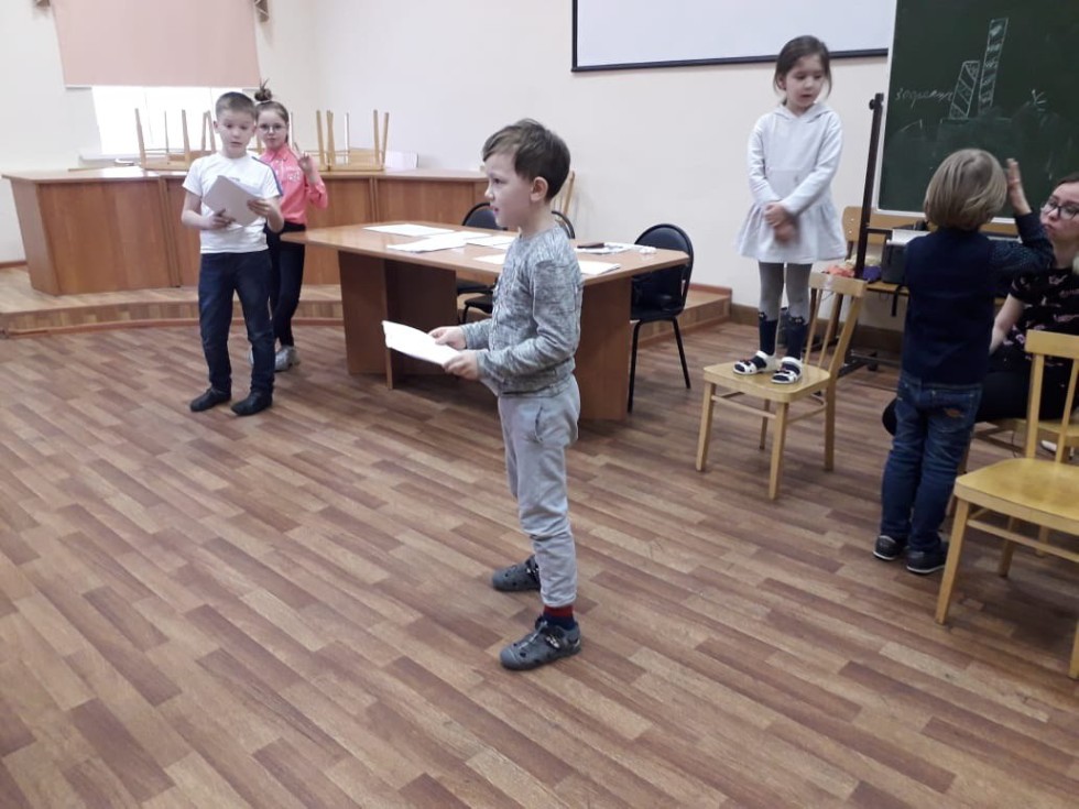 Юные артисты детского театра 'Радуга' учатся актерскому мастерству на репетициях спектакля 'Кошкин дом' Юные артисты детского театра 'Радуга' учатся актерскому мастерству на репетициях спектакля 'Кошкин дом'