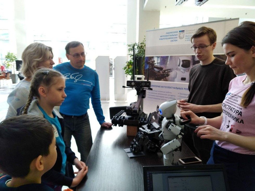 Employees of the Laboratory of intelligent robotic systems presented robots to children at the Robosabantuy 2018 festival Employees of the Laboratory of intelligent robotic systems presented robots to children at the Robosabantuy 2018 festival