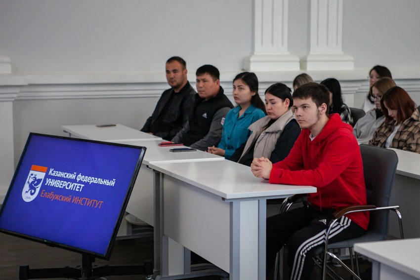 Со студентами встретилась инспектор МВД Со студентами встретилась инспектор МВД