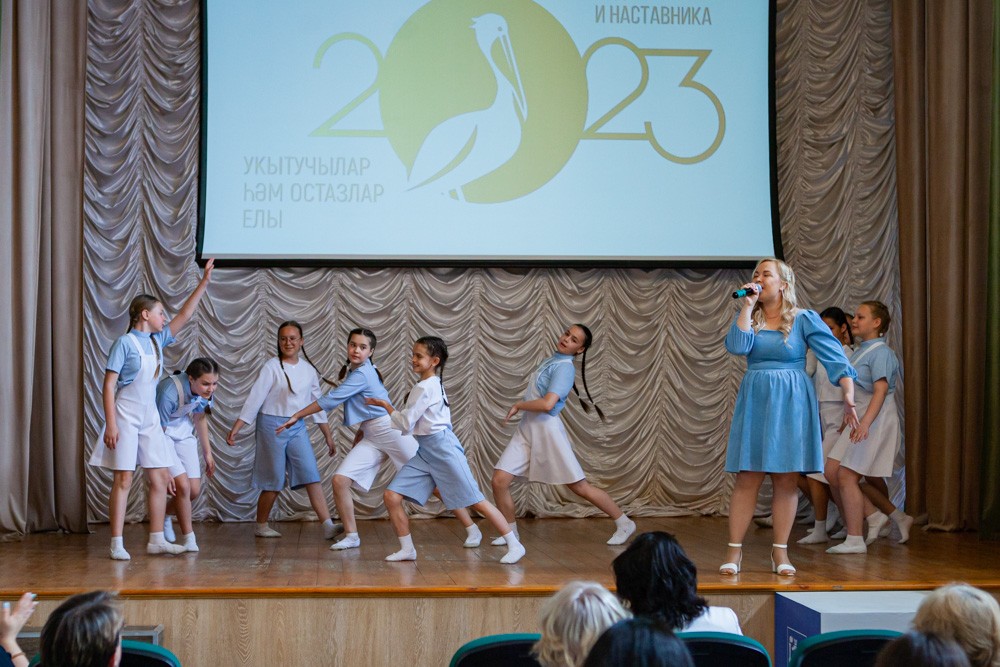 Сегодня в актовом зале Елабужского института Казанского Федерального университета состоялась торжественная линейка 'Учителем быть круто!' Сегодня в актовом зале Елабужского института Казанского Федерального университета состоялась торжественная линейка 'Учителем быть круто!'