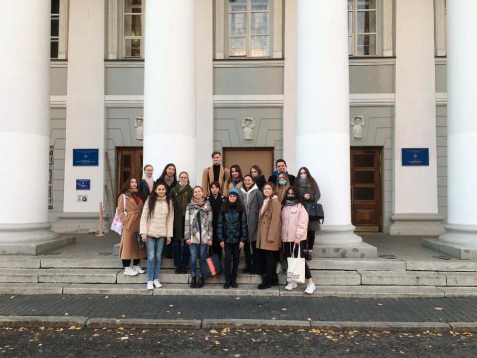 Знакомство с миром университетского двора для культурологов Знакомство с миром университетского двора для культурологов