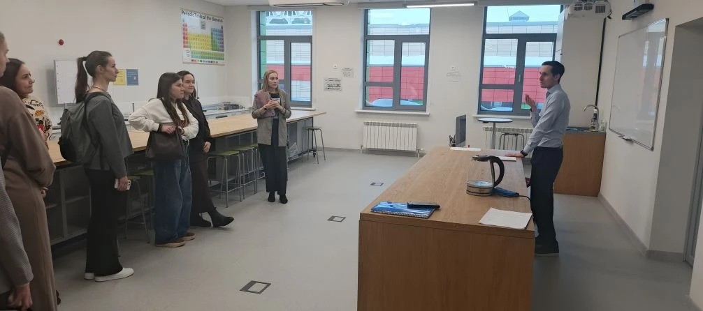 Умный помощник в классе: как ИИ поддерживает учителей гуманитарных дисциплин Умный помощник в классе: как ИИ поддерживает учителей гуманитарных дисциплин