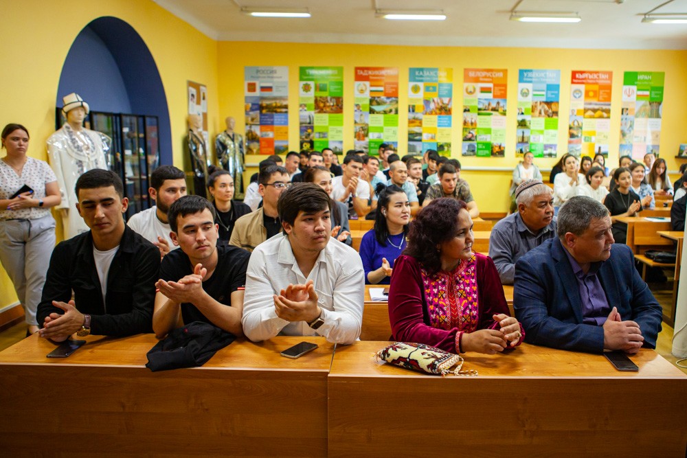 В Елабужском институте КФУ прошла встреча с иностранными студентами В Елабужском институте КФУ прошла встреча с иностранными студентами