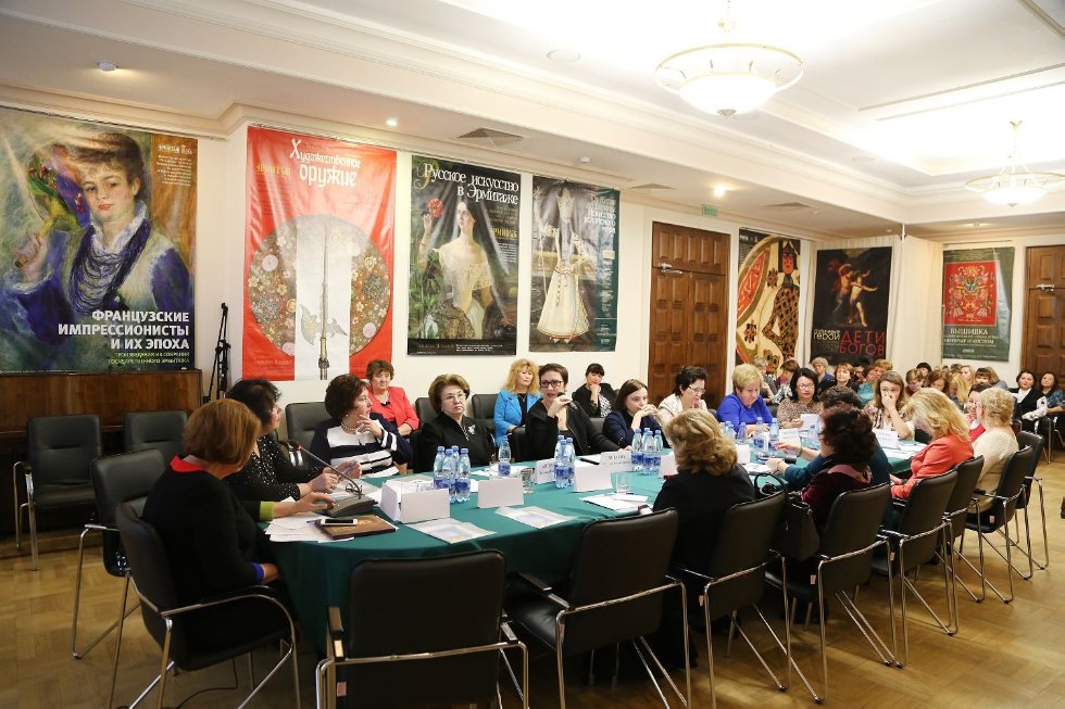 Система общественных ценностей глазами современной женщины: обсуждение и дебаты на круглом столе в Кремле. Система общественных ценностей глазами современной женщины: обсуждение и дебаты на круглом столе в Кремле.