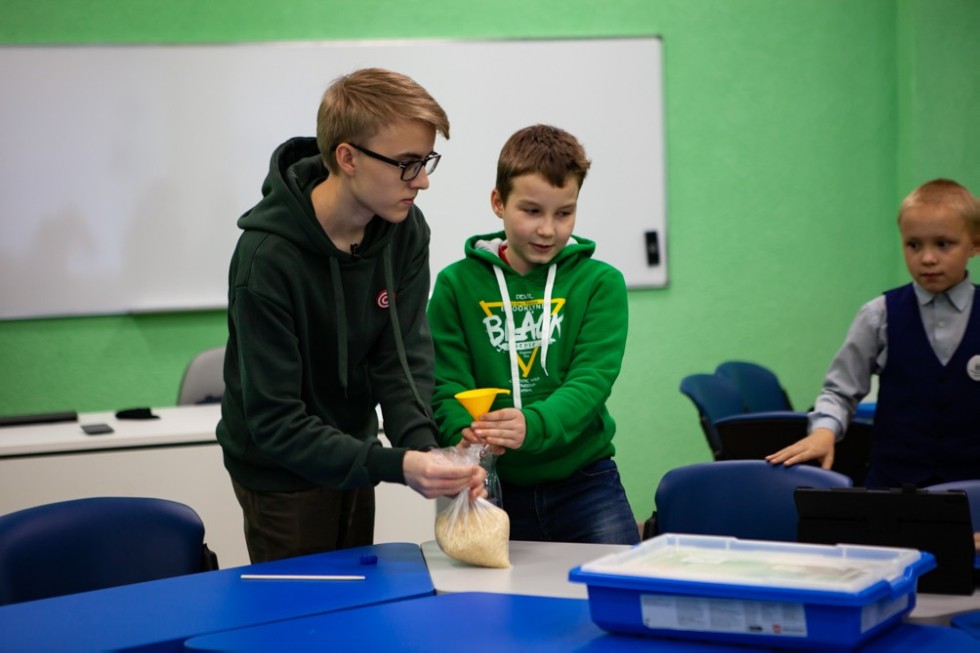 ����������