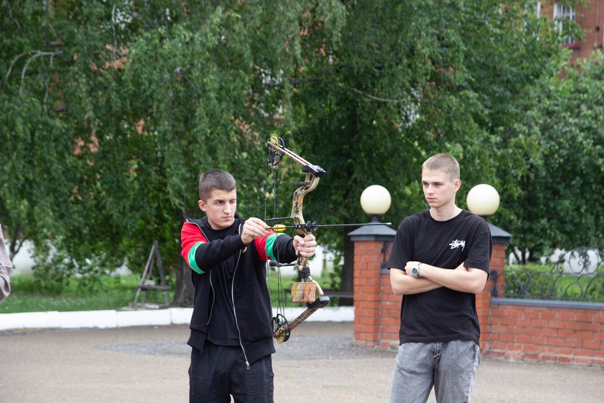 Выпускники ОШ 'Университетская' встретились с представителями мотоклуба 'Ночные волки' Выпускники ОШ 'Университетская' встретились с представителями мотоклуба 'Ночные волки'