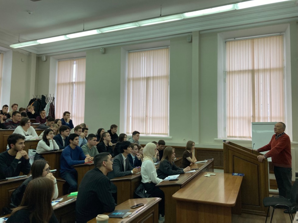 Валерий Васильевич Лазарев читает лекцию по Теории государства и права для студентов ЮФ Валерий Васильевич Лазарев читает лекцию по Теории государства и права для студентов ЮФ