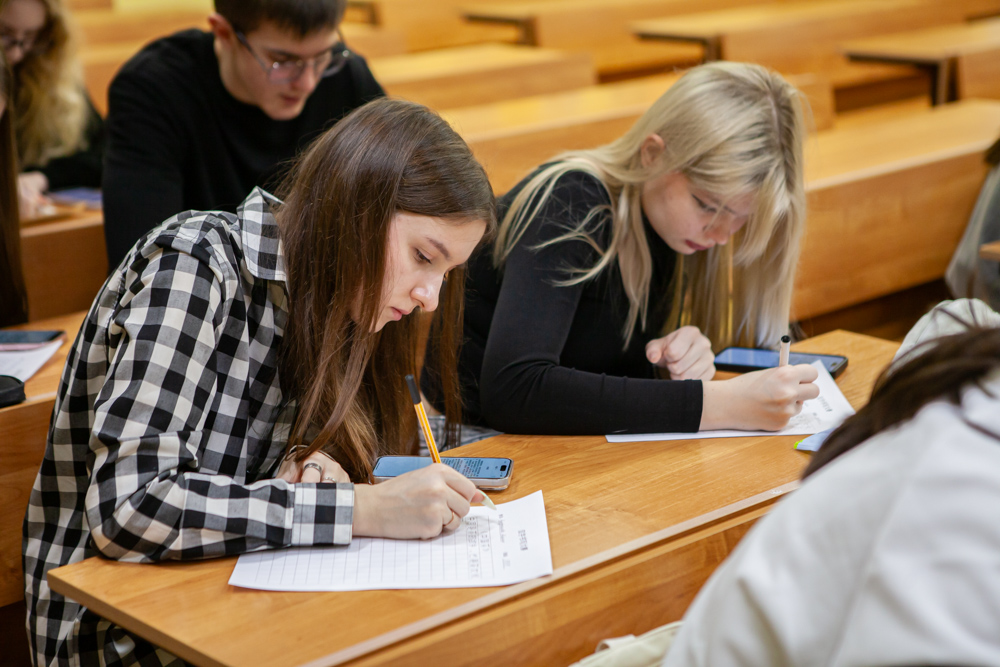 В Елабужском институте определили лучших знатоков китайской каллиграфии В Елабужском институте определили лучших знатоков китайской каллиграфии