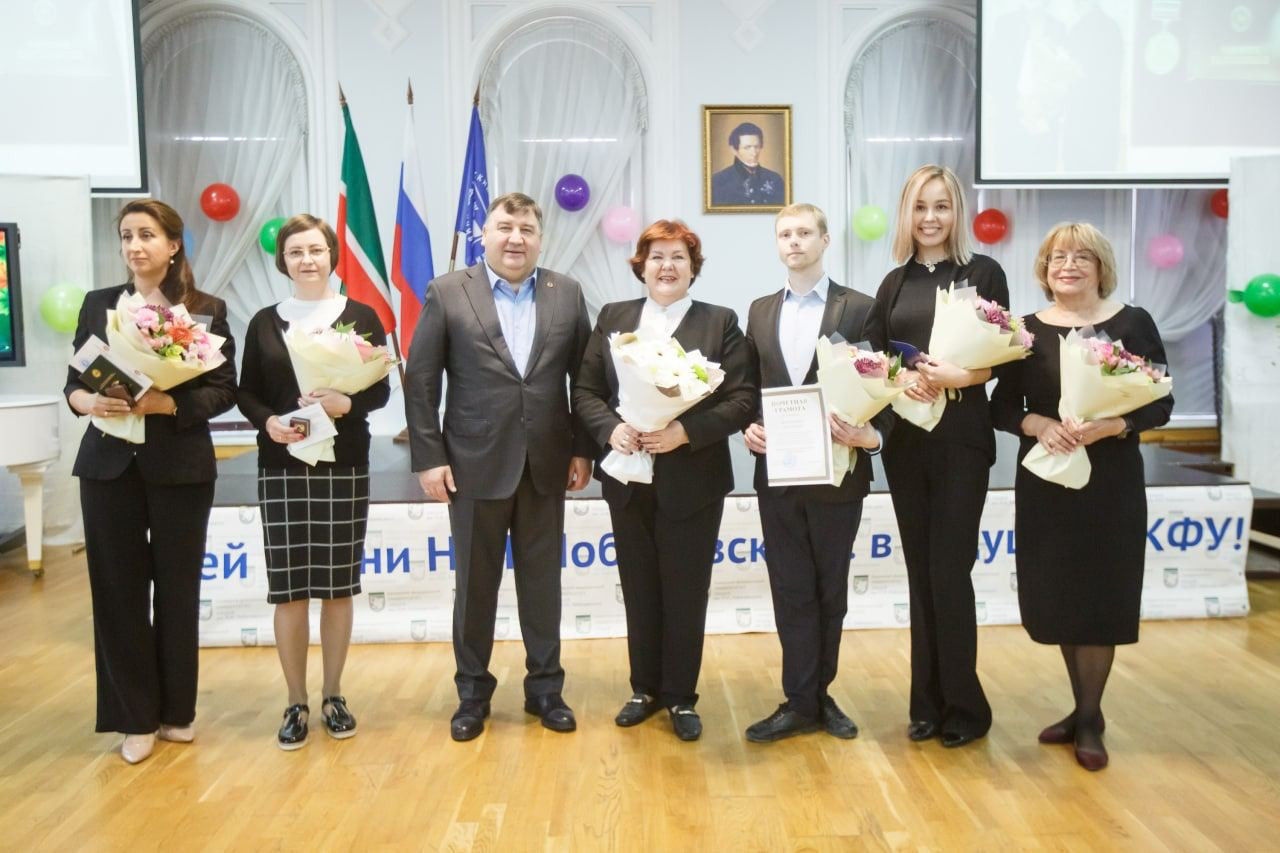 Ректор КФУ Ленар Сафин поздравил учителей лицея с профессиональным праздником