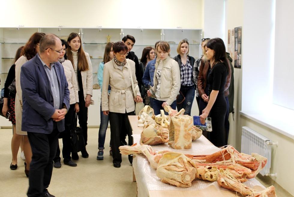 КФУ открыл свои двери для школьников, мечтающих связать жизнь с медициной КФУ открыл свои двери для школьников, мечтающих связать жизнь с медициной