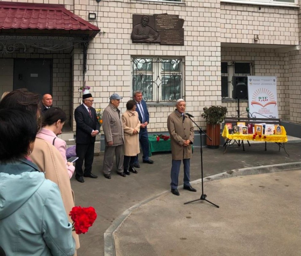 Шагыйрь исемен мәңгеләштереп... Шагыйрь исемен мәңгеләштереп...