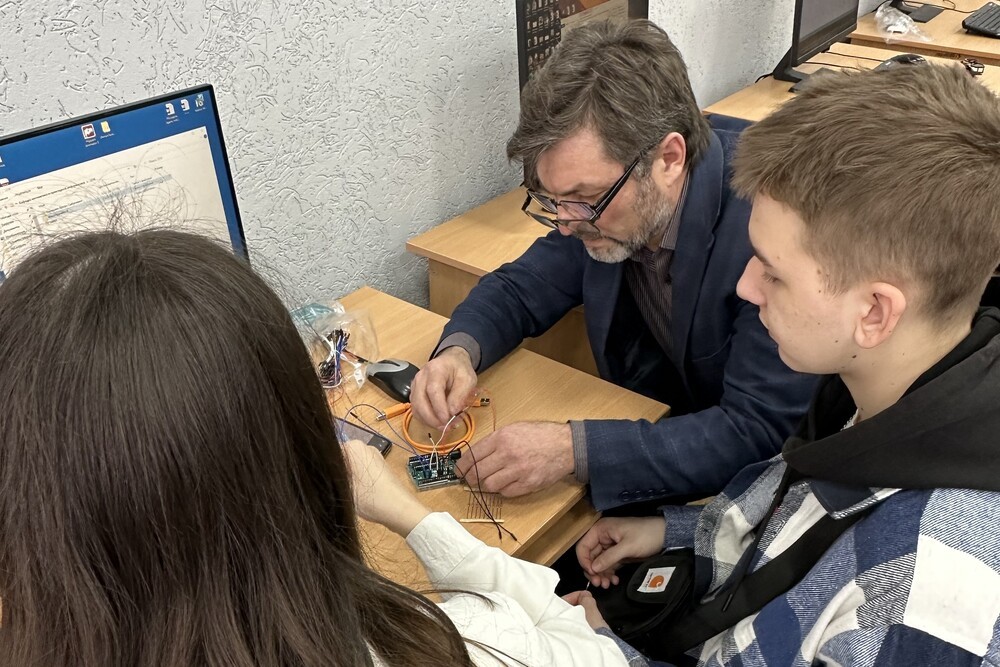 В воскресенье, 2 апреля, в Елабужском институте КФУ для школьников из Лисичанска были проведены мастер-классы от отделения математики и естественных наук В воскресенье, 2 апреля, в Елабужском институте КФУ для школьников из Лисичанска были проведены мастер-классы от отделения математики и естественных наук