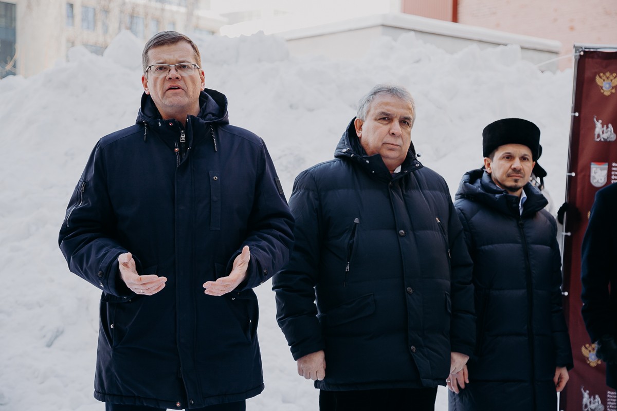 КФУ передал подарки для бойцов участникам гуманитарного автопробега 'Владивосток ? Луганск' КФУ передал подарки для бойцов участникам гуманитарного автопробега 'Владивосток ? Луганск'