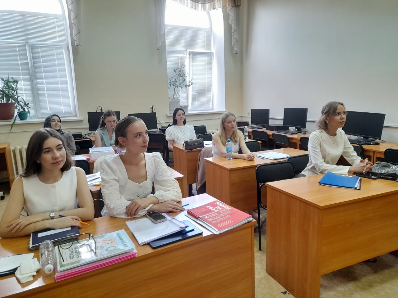 Группа студентов 5 курса кафедры начального образования Института психологии и образования успешно сдала государственные экзамены Группа студентов 5 курса кафедры начального образования Института психологии и образования успешно сдала государственные экзамены