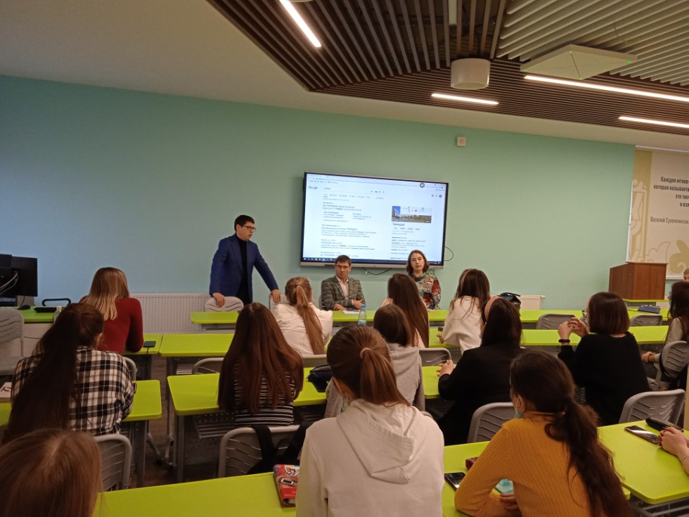 Габдулла Тукай исемендәге милли мәдәният һәм мәгариф Югары мәктәбендә укучы студентлар танылган журналистлар белән очраштылар Габдулла Тукай исемендәге милли мәдәният һәм мәгариф Югары мәктәбендә укучы студентлар танылган журналистлар белән очраштылар