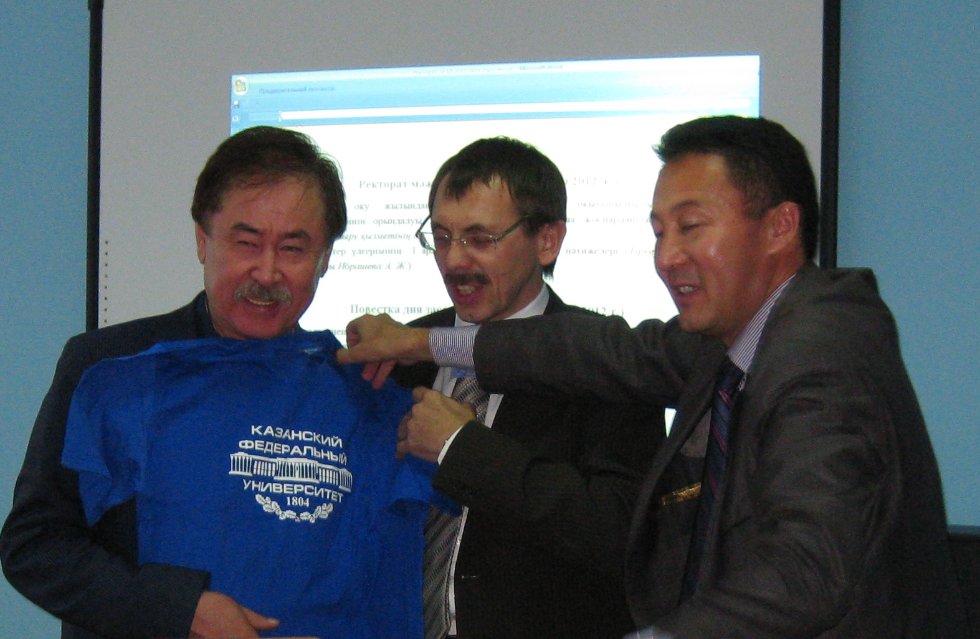 Директор филиала КФУ в г.Набережные Челны Анатолий Макаров ?почётный профессор Актюбинского государственного университета им. К.Жубанова Директор филиала КФУ в г.Набережные Челны Анатолий Макаров ?почётный профессор Актюбинского государственного университета им. К.Жубанова