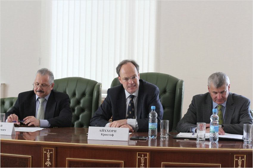 Does EU support arms supplies to Syrian rebels?