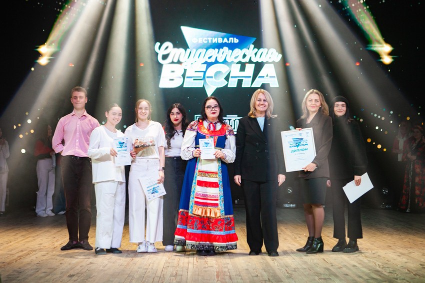 'Эффект Пушкина': техно-лиричная 'Студенческая весна' отзвенела в Елабужском институте КФУ 'Эффект Пушкина': техно-лиричная 'Студенческая весна' отзвенела в Елабужском институте КФУ