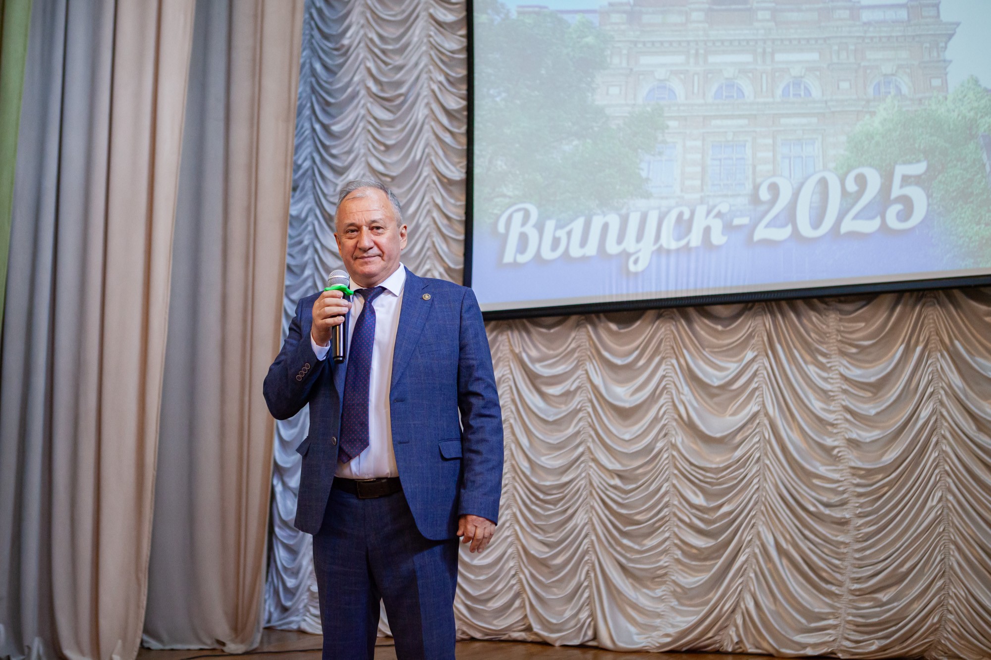 В Елабужском институте КФУ вручили дипломы новым специалистам В Елабужском институте КФУ вручили дипломы новым специалистам