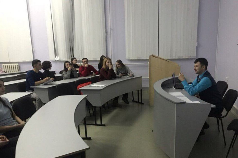 На факультете экономики и управления Елабужского института КФУ прошла деловая игра между студентами 2 и 4 курсов На факультете экономики и управления Елабужского института КФУ прошла деловая игра между студентами 2 и 4 курсов