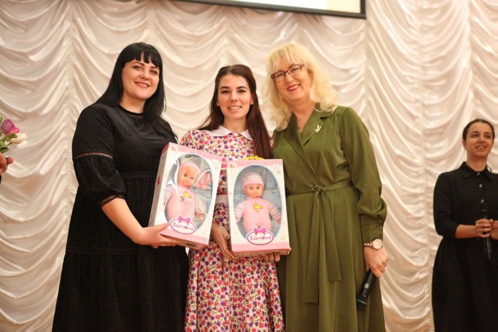 'С праздником, дорогие друзья!' 'С праздником, дорогие друзья!'