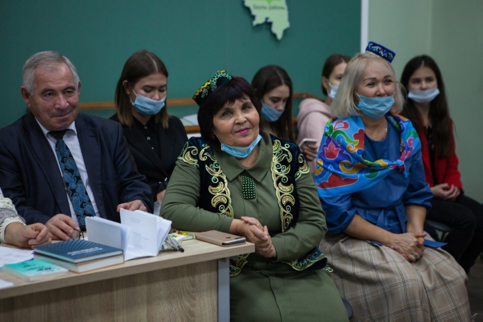В Елабужском институте прошел 'Аулак өй - баттл' между студентами вуза и ведущими литературными деятелями Республики Татарстан В Елабужском институте прошел 'Аулак өй - баттл' между студентами вуза и ведущими литературными деятелями Республики Татарстан