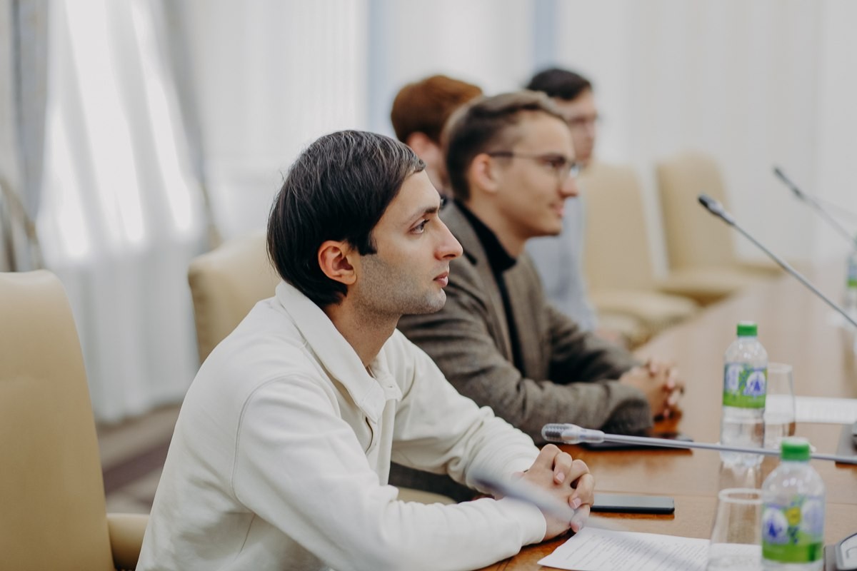 Победители V Международной исторической школы Российского исторического общества встретились проректором по внешним связям КФУ Т.Б.Алишевым Победители V Международной исторической школы Российского исторического общества встретились проректором по внешним связям КФУ Т.Б.Алишевым