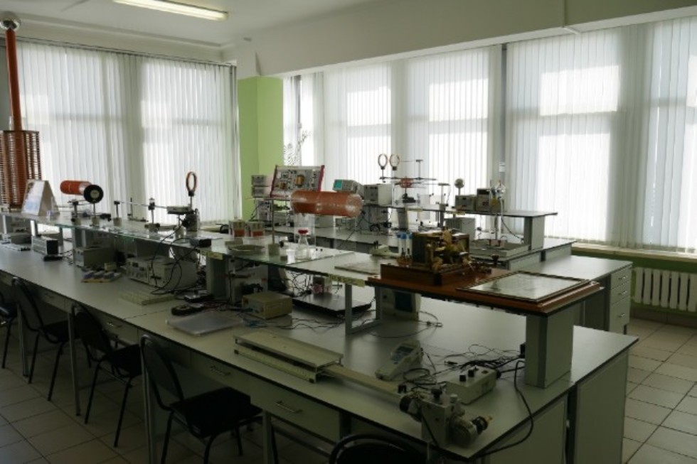 Practice on electricity and magnetism (laboratories №№ 606, 607) Practice on electricity and magnetism (laboratories №№ 606, 607)