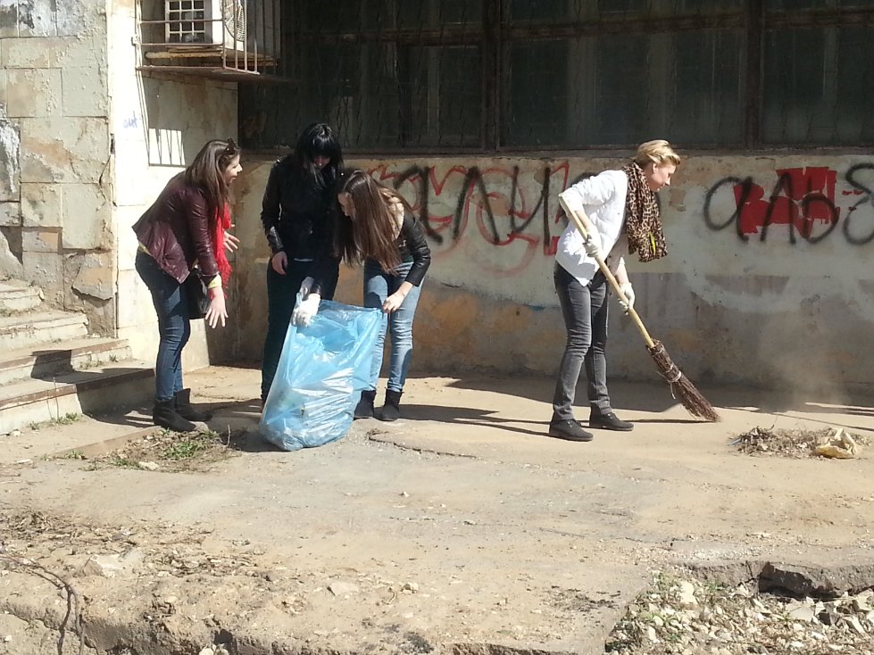 Институт экономики и финансов участвует в месячнике по уборке города. Институт экономики и финансов участвует в месячнике по уборке города.