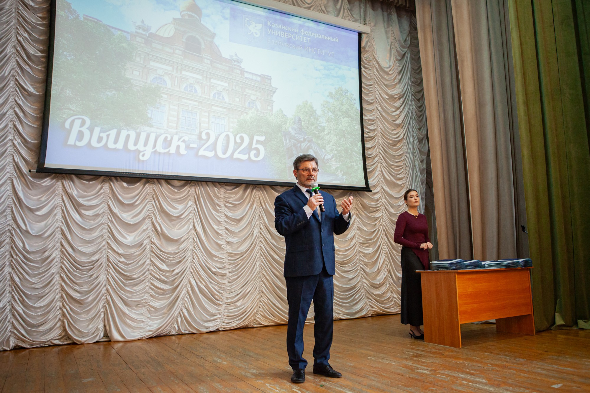 В Елабужском институте КФУ прошли торжественные церемонии вручения дипломов В Елабужском институте КФУ прошли торжественные церемонии вручения дипломов