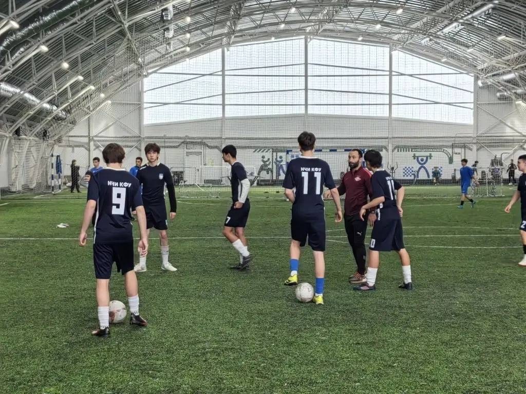 Сначала джойстик, потом бутсы. Сначала джойстик, потом бутсы.