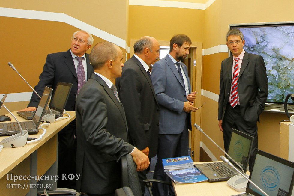 Александр Повалко ознакомился с ходом подготовки дорожной карты повышения конкурентоспособности КФУ Александр Повалко ознакомился с ходом подготовки дорожной карты повышения конкурентоспособности КФУ