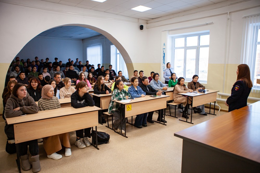 В Елабужском институте КФУ прошла встреча с представителем МВД В Елабужском институте КФУ прошла встреча с представителем МВД