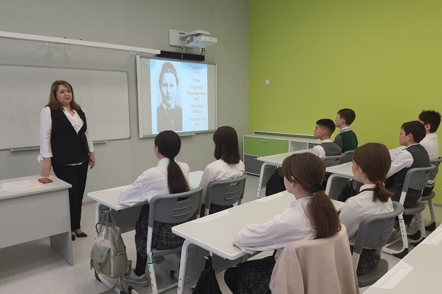 В рамках акции 'Ученые в школе' доцент Альфира Хайруллина провела лекцию-беседу в полилингвальной школе 'Адымнар-Алабуга' В рамках акции 'Ученые в школе' доцент Альфира Хайруллина провела лекцию-беседу в полилингвальной школе 'Адымнар-Алабуга'