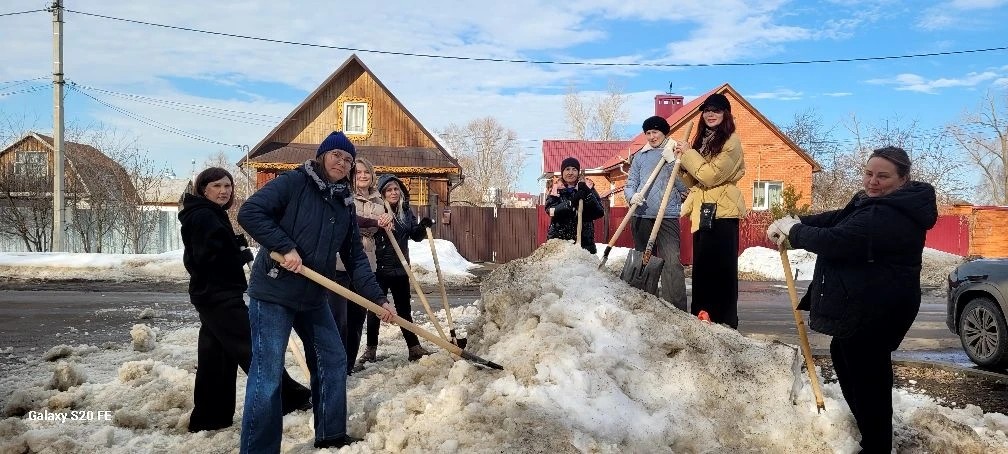 В Елабужском институте КФУ прошел последний мартовский субботник В Елабужском институте КФУ прошел последний мартовский субботник
