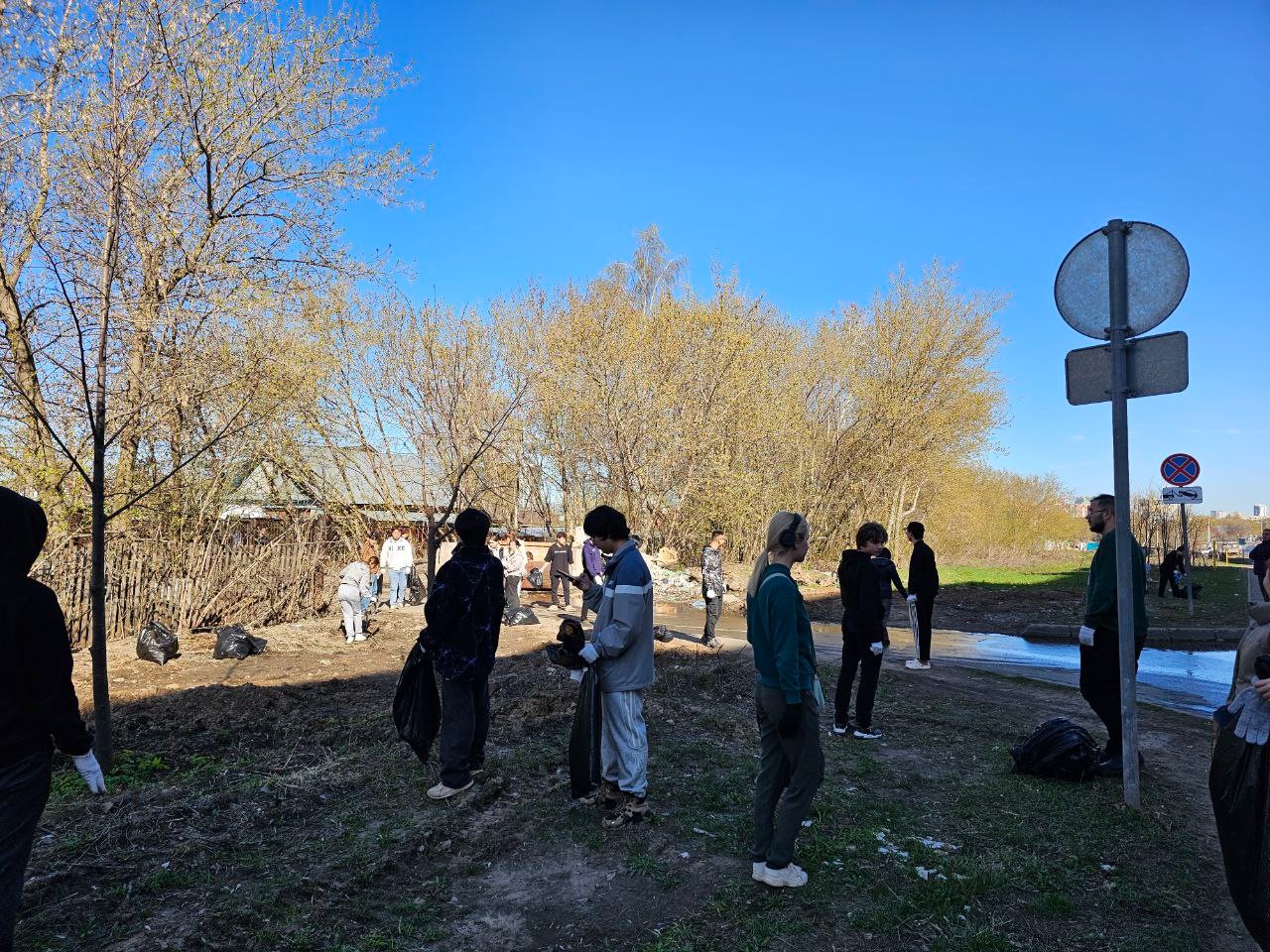 Субботник ? это добрая традиция, объединяющая студентов Казанского (Приволжского) федерального университета. Субботник ? это добрая традиция, объединяющая студентов Казанского (Приволжского) федерального университета.