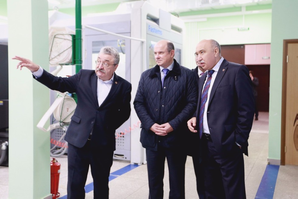 Dean of Sberbank Corporate University and Project 5-100 Expert Valery Katkalo Visited Kazan University