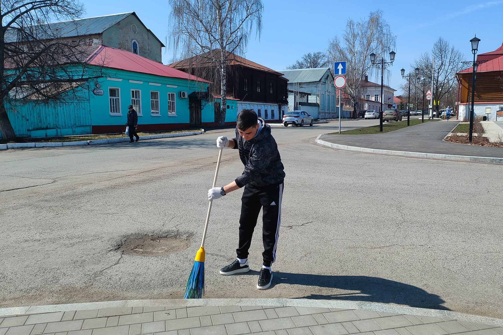 Помогаем городу: субботник у мемориала Цветаевой Помогаем городу: субботник у мемориала Цветаевой