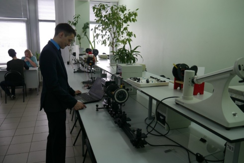 Practice in optics (laboratories �� 605, 705)