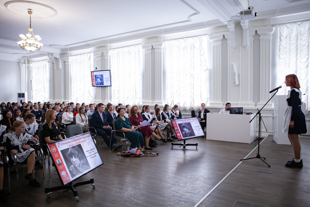 Сегодня в рамках XI Международных Цветаевских чтений во всех учебных заведениях города прошел Единый урок 'Читаем Цветаеву'. Сегодня в рамках XI Международных Цветаевских чтений во всех учебных заведениях города прошел Единый урок 'Читаем Цветаеву'.