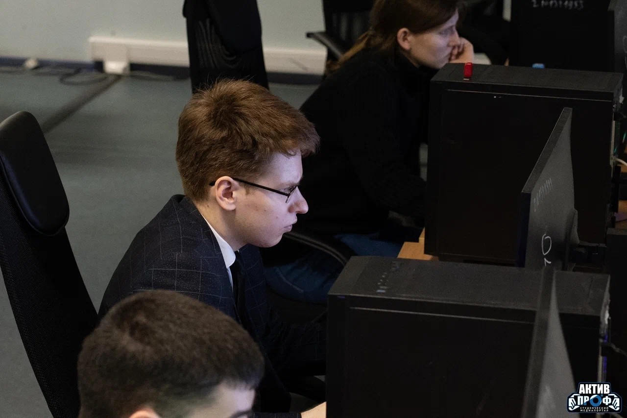 Инженеры со студенческой скамьи Инженеры со студенческой скамьи