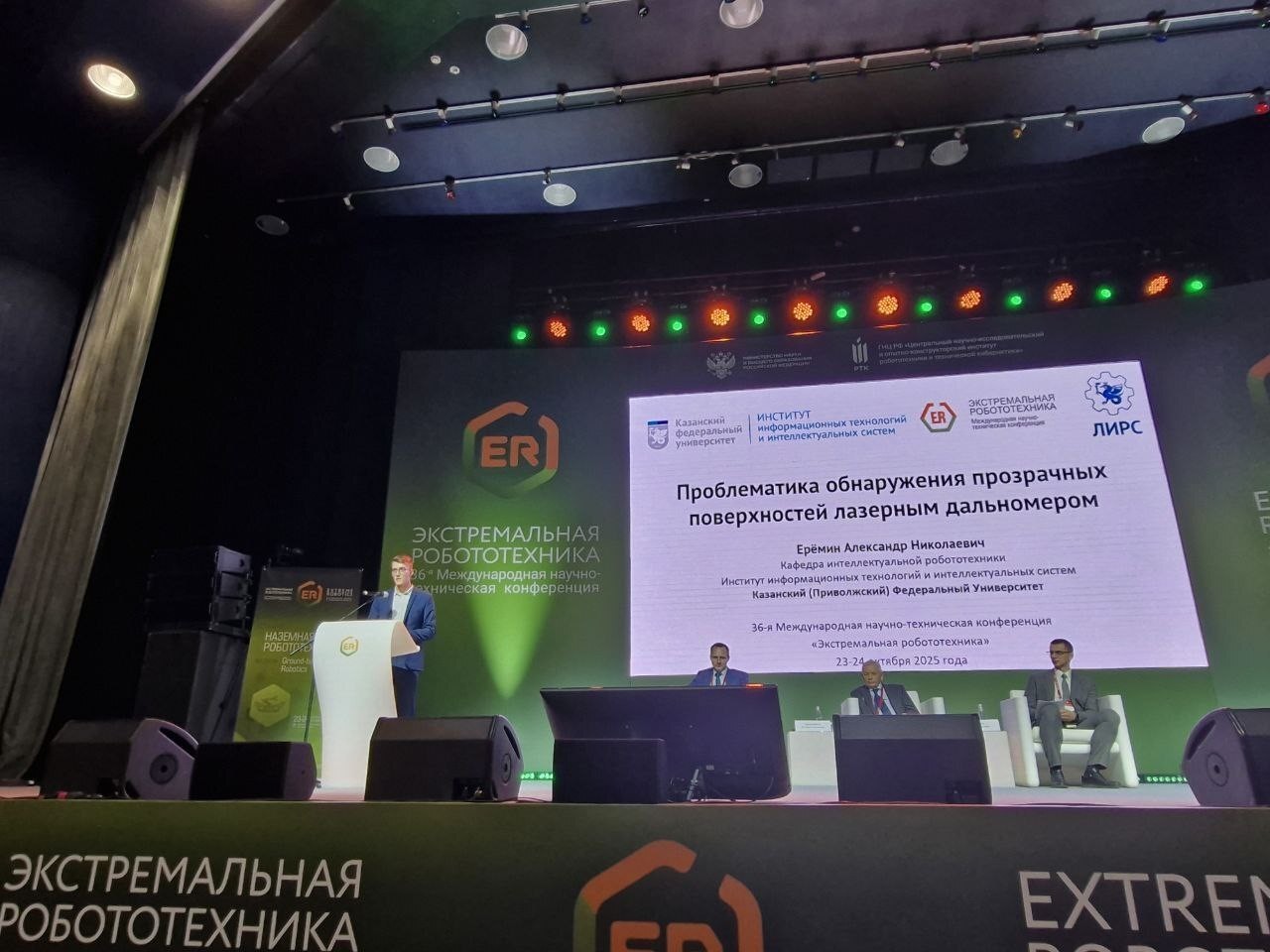 Как робот видит себя в отражении и может ли врезаться в витрину магазина? Как робот видит себя в отражении и может ли врезаться в витрину магазина?