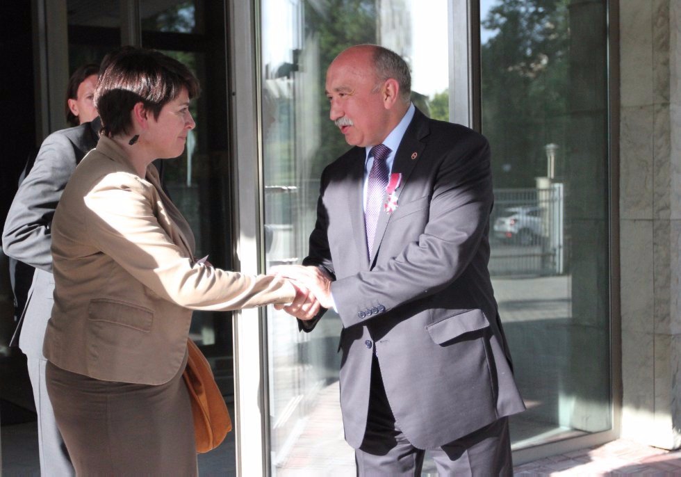 Rector Ilshat Gafurov Receives Polish Cross of Merit from Ambassador Katarzyna Pelczynska-Nalecz