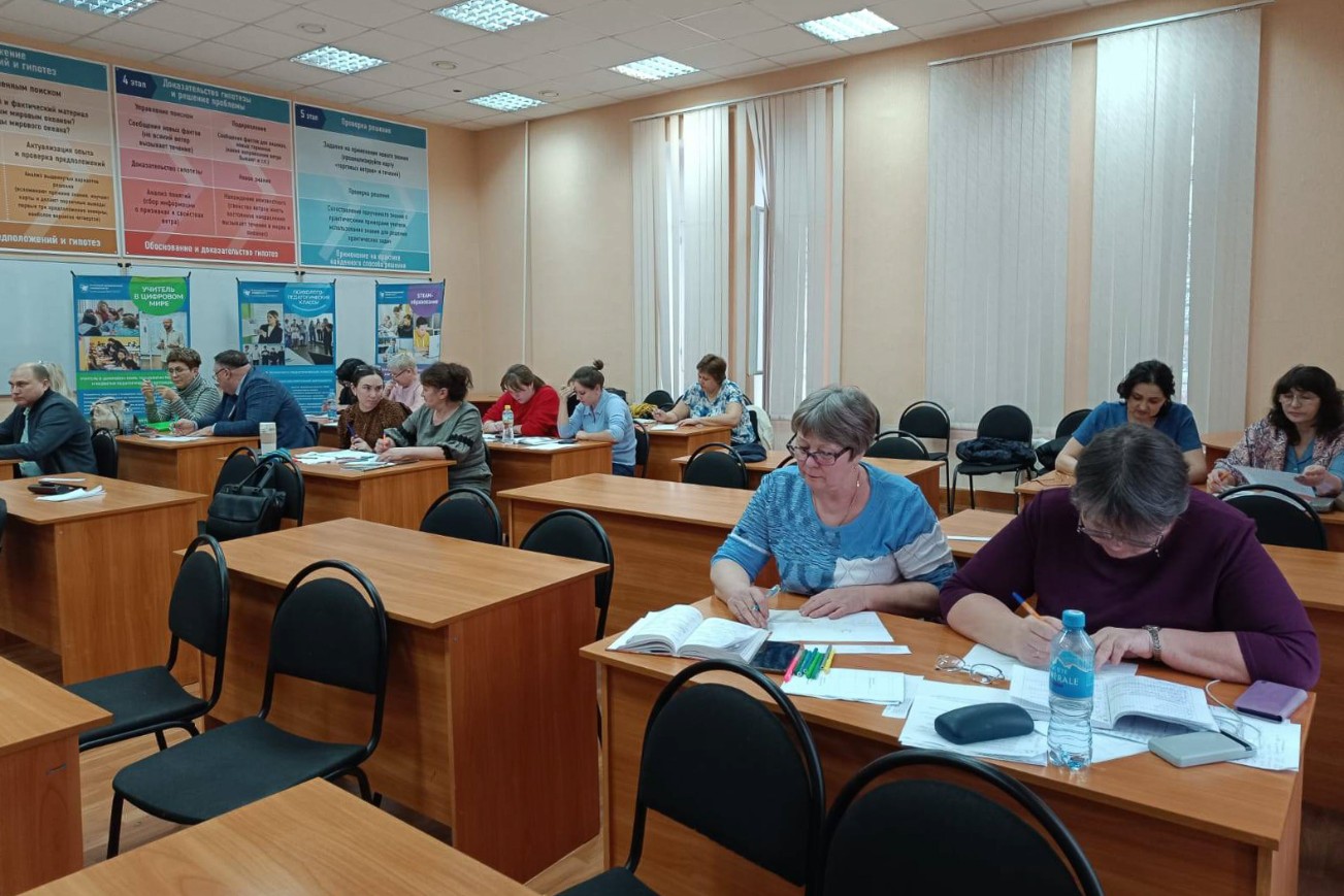 В Елабужском институте КФУ закончились курсы повышения квалификации для учителей по программе 'Формирующее оценивание учебных достижений обучающихся на уроке по ФГОС: методы и инструменты' (куратор канд. пед. наук, доцент Бочкарева Т.Н.). В Елабужском институте КФУ закончились курсы повышения квалификации для учителей по программе 'Формирующее оценивание учебных достижений обучающихся на уроке по ФГОС: методы и инструменты' (куратор канд. пед. наук, доцент Бочкарева Т.Н.).