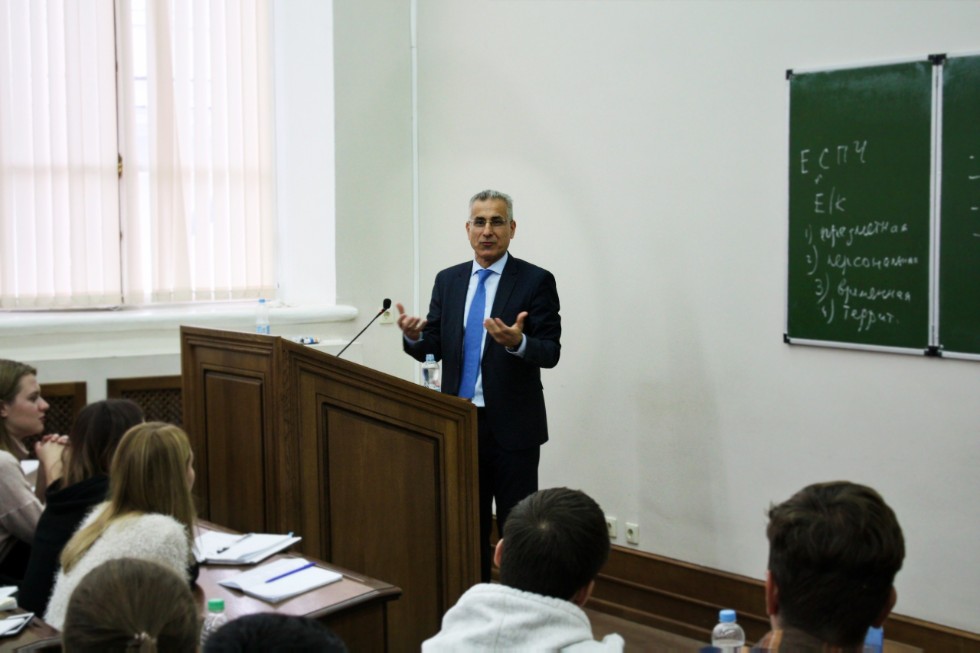 28 сентября в стенах Юридического факультета состоялась лекция судьи Европейского суда по правам человека Л. Гусейнова 28 сентября в стенах Юридического факультета состоялась лекция судьи Европейского суда по правам человека Л. Гусейнова